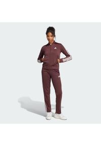 Adidas - Dres Essentials 3-Stripes. Kolor: brązowy, różowy, wielokolorowy. Materiał: dresówka. Sport: fitness