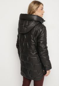 Born2be - Czarna Pikowana Kurtka o Prostym Kroju z Kapturem Nalarea. Okazja: na co dzień. Typ kołnierza: kaptur. Kolekcja: plus size. Kolor: czarny. Materiał: jeans, poliester, dzianina. Styl: klasyczny, casual, elegancki #3