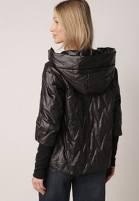 Born2be - Czarna Kurtka z Kapturem Pikowana z Materiałowymi Wykończeniami Sofie. Okazja: na co dzień. Typ kołnierza: kaptur. Kolor: czarny. Materiał: materiał. Styl: casual #6