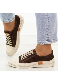 Brązowe nubuk skórzane półbuty damskie T.Sokolski 8260. Okazja: na co dzień. Nosek buta: okrągły. Zapięcie: sznurówki. Kolor: brązowy. Materiał: nubuk, skóra. Szerokość cholewki: normalna. Sezon: jesień, wiosna. Styl: sportowy, klasyczny, casual, elegancki #1