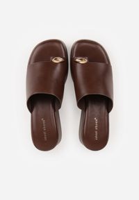 Born2be - Brązowe Klapki Drewniaki na Koturnie z Paskiem na Palec Triajoy. Okazja: na co dzień. Kolor: brązowy. Materiał: bawełna, len. Sezon: lato. Obcas: na koturnie. Styl: casual, elegancki #9