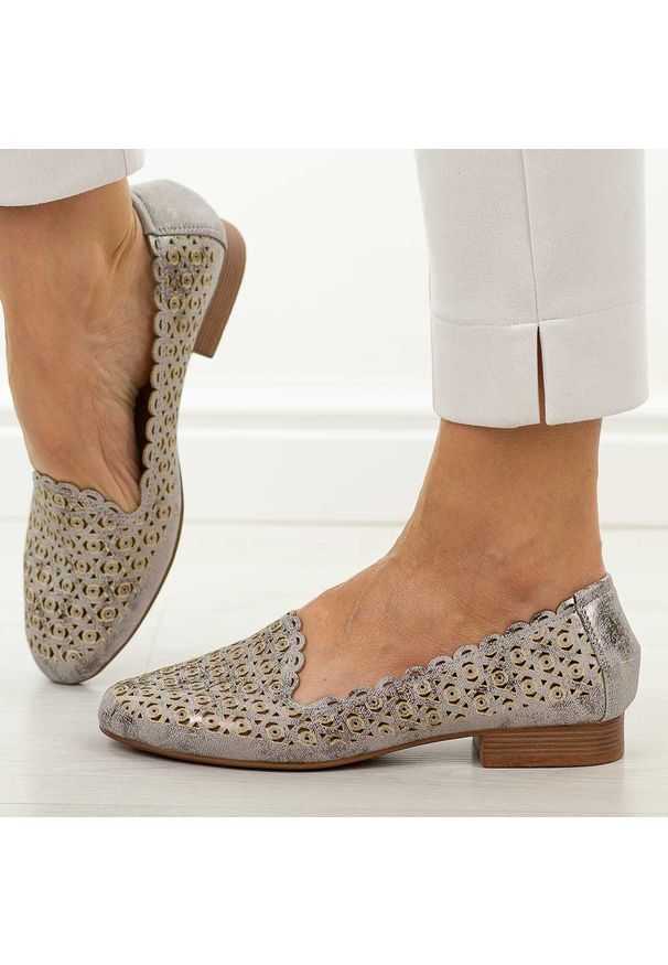 Srebrne ażurowe półbuty damskie M.Daszyński Sa222-14. Okazja: na co dzień. Nosek buta: okrągły. Kolor: srebrny. Szerokość cholewki: normalna. Wzór: ażurowy. Materiał: skóra. Sezon: wiosna, lato. Obcas: na obcasie. Styl: casual, elegancki, klasyczny, wizytowy. Wysokość obcasa: niski
