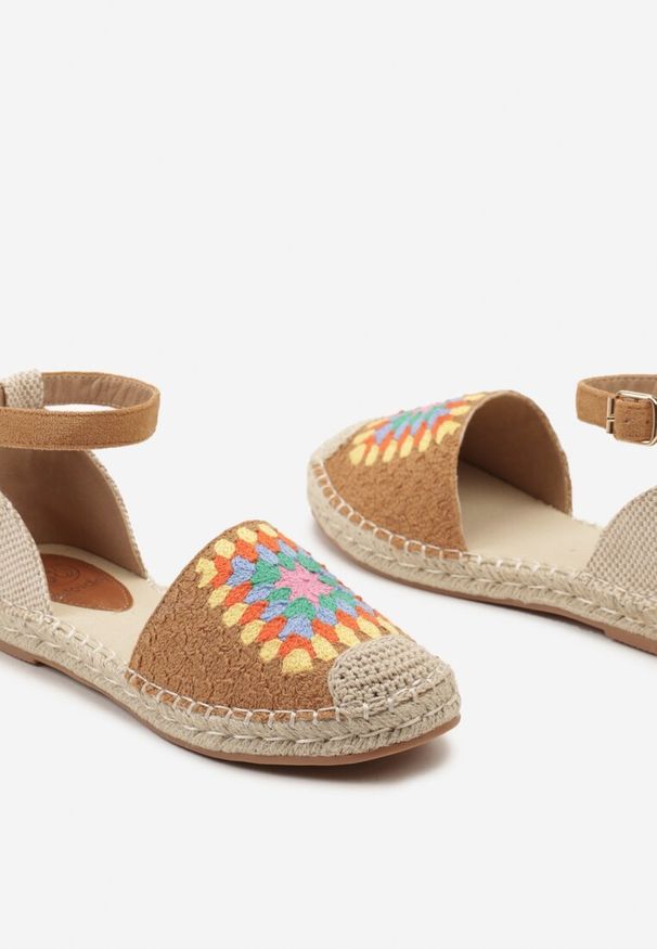 Renee - Brązowe Espadryle na Płaskiej Podeszwie Zapinane na Sprzączkę z Plecioną Podeszwą Laveda. Okazja: na spacer, na co dzień. Zapięcie: sprzączka. Kolor: brązowy. Materiał: len. Sezon: lato. Obcas: na płaskiej podeszwie. Styl: casual