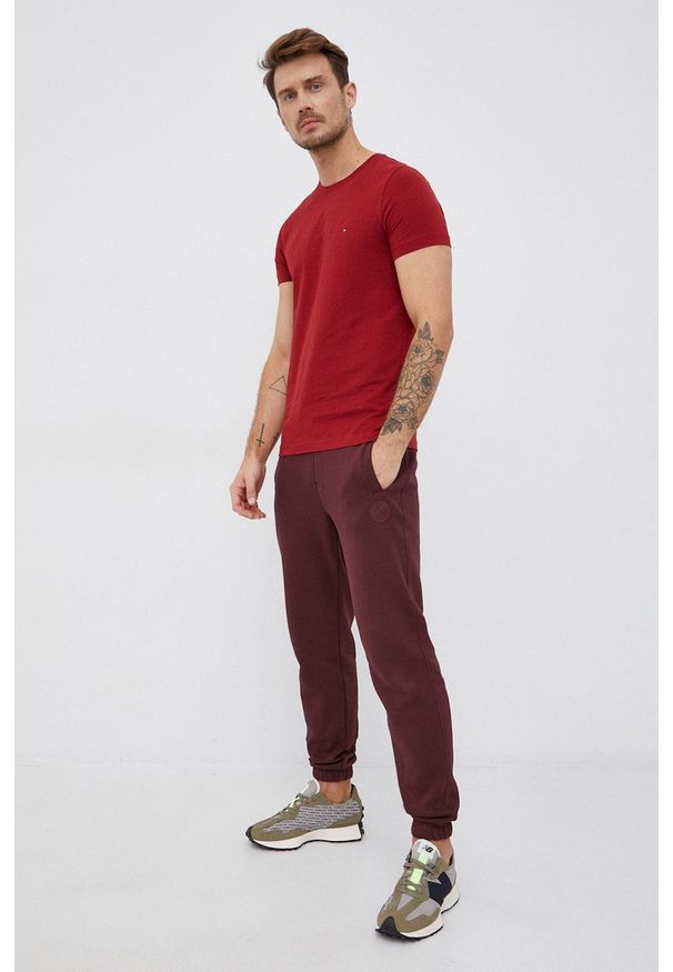 TOMMY HILFIGER - Tommy Hilfiger - T-shirt. Okazja: na co dzień. Kolor: czerwony. Materiał: bawełna, dzianina. Wzór: gładki. Styl: casual