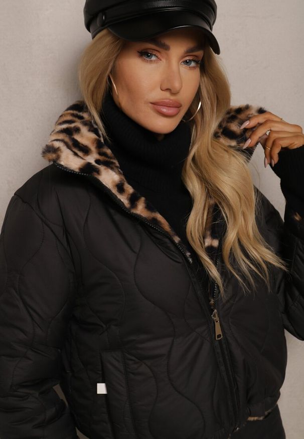 Renee - Czarna Pikowana Kurtka Puffer Dwustronna z Futerkiem w Panterkowy Wzór Tinnathra. Okazja: na co dzień. Typ kołnierza: kołnierzyk stójkowy. Kolor: czarny. Materiał: futro. Wzór: motyw zwierzęcy, aplikacja. Styl: casual, elegancki