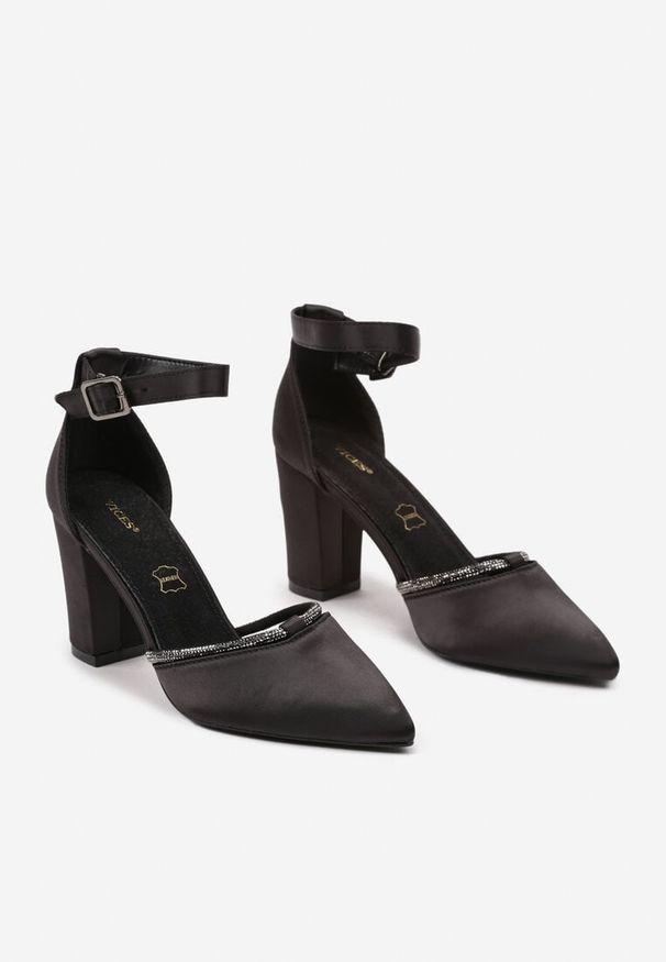 Renee - Czarne Satynowe Czółenka Vices ze Skórzaną Wkładką i Cyrkoniami Sarirra. Nosek buta: szpiczasty. Zapięcie: pasek. Kolor: czarny. Materiał: skóra, satyna. Wzór: aplikacja. Obcas: na obcasie. Styl: elegancki. Wysokość obcasa: średni