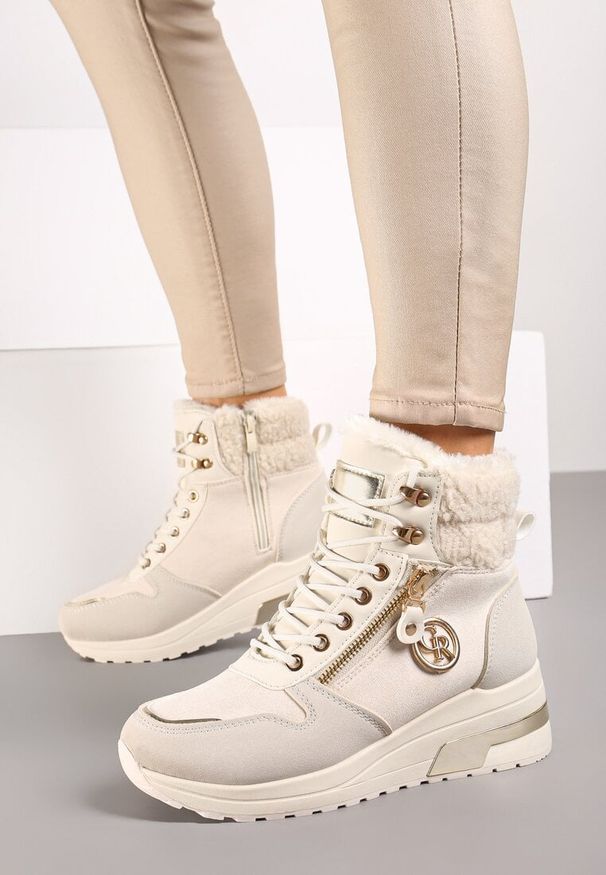 Renee - Beżowe Sneakersy na Koturnie za Kostkę z Metaliczną Ozdobą i Suwakiem Sinelara. Okazja: na co dzień. Wysokość cholewki: za kostkę. Kolor: beżowy. Materiał: jeans, futro. Wzór: aplikacja. Obcas: na koturnie