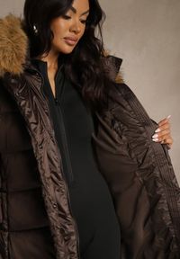 Renee - Brązowa Pikowana Kurtka z Paskiem i Kapturem z Futerkiem Lilittia. Kolor: brązowy. Materiał: futro. Sezon: zima. Styl: elegancki #5