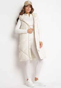 Born2be - Jasnobeżowa Długa Kamizelka z Nieodpinanym Kapturem i Wsuwanymi Kieszeniami Almanessa. Kolor: beżowy. Długość: długie. Wzór: aplikacja #5