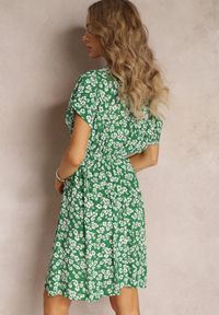 Renee - Zielona Wiskozowa Mini Sukienka w Kwiatowy Print z Gumką w Pasie Frolia. Kolor: zielony. Materiał: wiskoza. Wzór: kwiaty, nadruk. Długość: mini