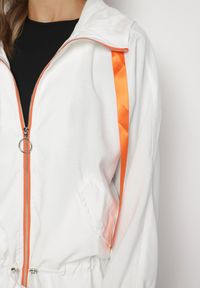 Born2be - Biała Kurtka Jednorzędowa z Bawełną Kapturem i Wstążką Zakończona Ściągaczem Martinis. Okazja: na co dzień. Kolor: biały. Materiał: bawełna. Wzór: aplikacja. Styl: casual, elegancki, klasyczny #5