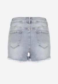 Born2be - Niebieskie Szorty Jeansowe z Wysokim Stanem Zdobione Przetarciami Vestella. Okazja: na co dzień. Stan: podwyższony. Kolor: niebieski. Materiał: jeans. Wzór: aplikacja. Sezon: lato, wiosna. Styl: casual #6