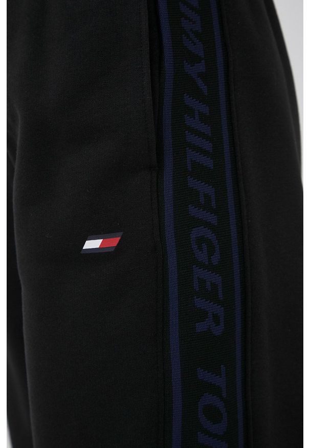 TOMMY HILFIGER - Tommy Hilfiger spodnie dresowe damskie kolor czarny z nadrukiem. Kolor: czarny. Materiał: dresówka. Wzór: nadruk
