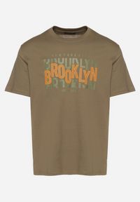 Born2be - Ciemnobeżowy T-shirt Bawełniany z Napisem Sunviera. Okazja: na co dzień. Kolor: beżowy. Materiał: bawełna. Wzór: napisy. Styl: casual #5