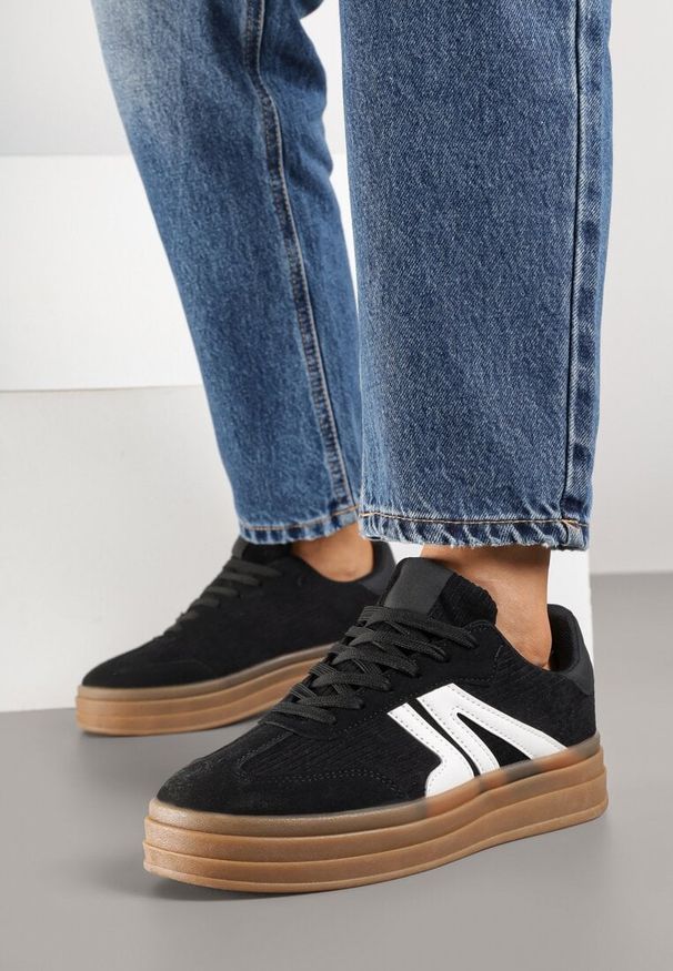 Renee - Czarne Sneakersy Tenisówki na Platformie z Tłoczeniem i Geometrycznym Motywem Kialie. Okazja: na co dzień. Kolor: czarny. Wzór: geometria. Obcas: na platformie