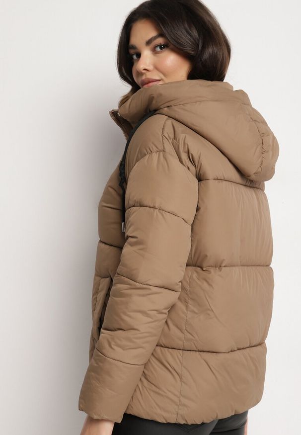 Born2be - Beżowa Pikowana Kurtka o Pudełkowym Kroju z Kapturem i Kieszeniami Alissan. Typ kołnierza: kaptur. Kolor: beżowy. Materiał: jeans. Sezon: zima
