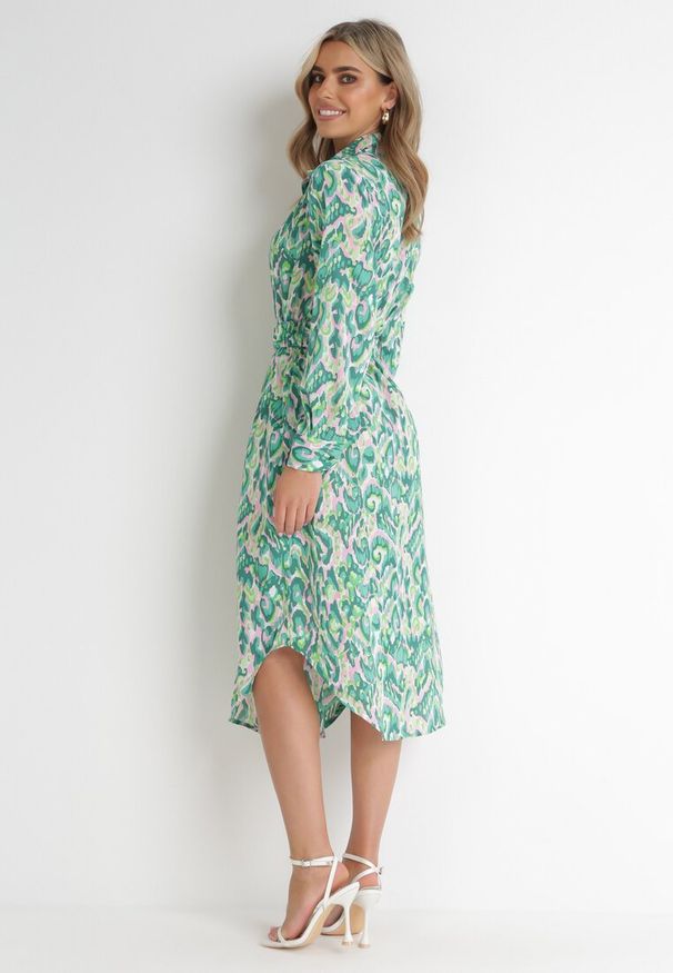 Born2be - Zielona Koszulowa Sukienka Midi z Elastycznym Paskiem z Abstrakcyjnym Wzorem Demoni. Kolor: zielony. Typ sukienki: koszulowe. Długość: midi