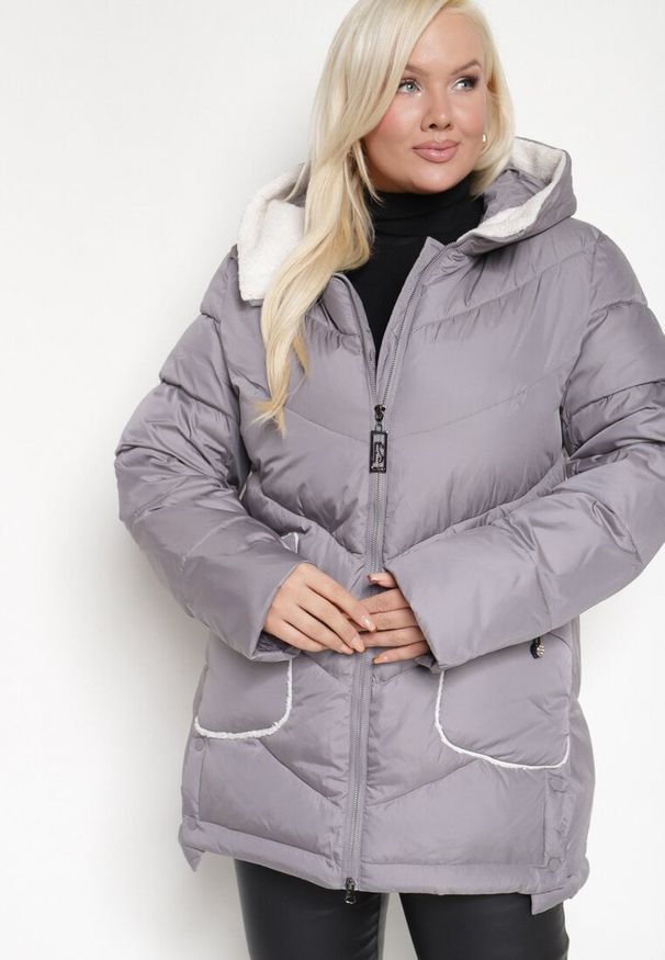 Born2be - Szara Zimowa Kurtka z Pikowanymi Przeszyciami i Kapturem Learell. Okazja: na co dzień. Kolekcja: plus size. Kolor: szary. Materiał: tkanina, jeans. Sezon: zima. Styl: klasyczny, casual