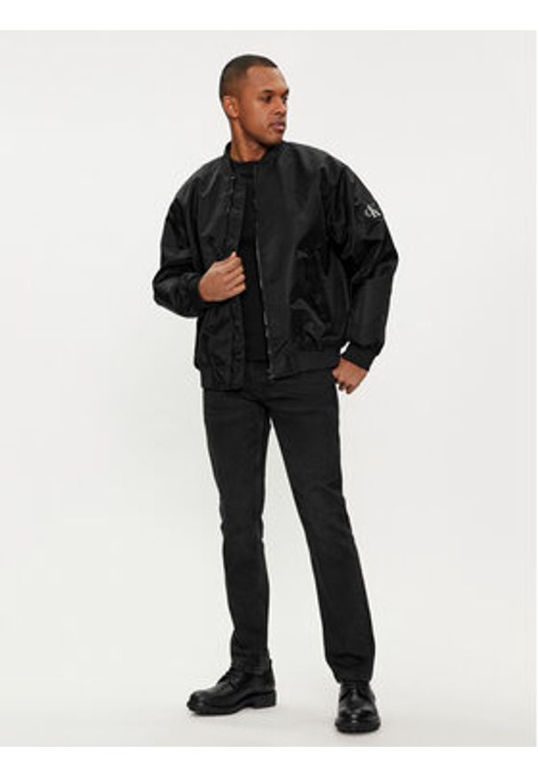 Calvin Klein Jeans Kurtka bomber J30J325110 Czarny Relaxed Fit. Kolor: czarny. Materiał: syntetyk