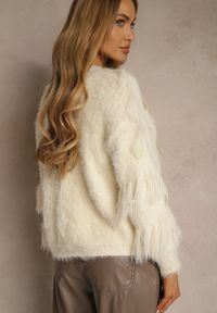 Renee - Beżowy Kardigan w Eleganckim Stylu z Imitacją Piór i Perłowymi Guzikami Nessea. Kolor: beżowy. Materiał: satyna, jeans. Styl: elegancki #2