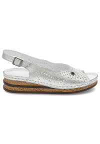 Srebrne Sandały Pollonus Wygodne Skórzane Buty Damskie. Zapięcie: sprzączka. Kolor: srebrny. Materiał: skóra. Wzór: ażurowy, aplikacja. Obcas: na platformie #6