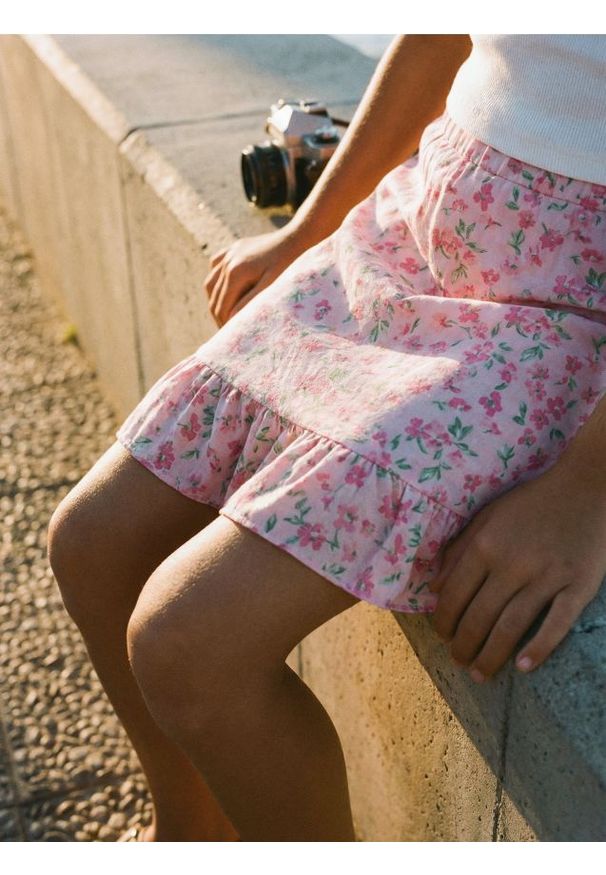 Sinsay - Kwiecista spódnica mini z falbaną i podszewką - wielobarwny. Długość: mini