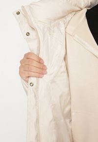 Born2be - Jasnobeżowa Pikowana Kurtka Zimowa z Kapturem i Bocznymi Suwakami Falossea. Okazja: na co dzień. Typ kołnierza: kaptur. Kolekcja: plus size. Kolor: beżowy. Materiał: poliester, dzianina, jeans. Sezon: zima. Styl: casual, klasyczny #5