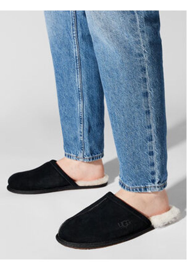 Ugg Kapcie M Scuff 1101111 Czarny. Kolor: czarny. Materiał: skóra