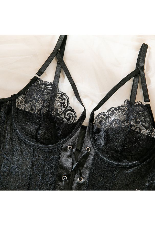 Intica - Body koronkowe z regulowanymi ramiączkami na specjalne okazje Savanah. Kolor: fioletowy. Materiał: koronka. Wzór: koronka