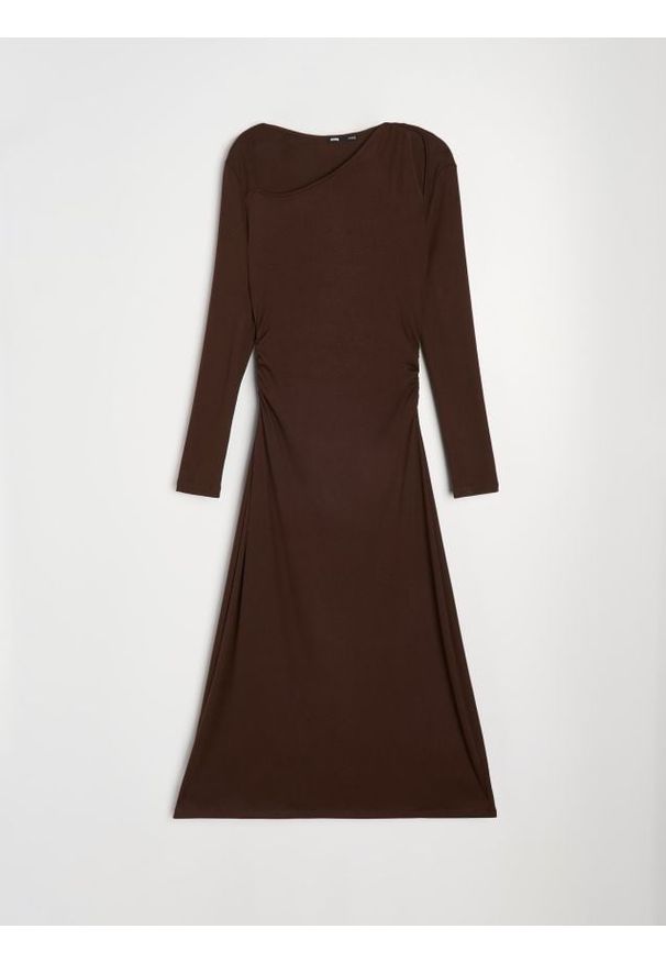 Sinsay - Sukienka maxi z asymetrycznym dekoltem - brązowy. Kolor: brązowy. Typ sukienki: asymetryczne. Długość: maxi