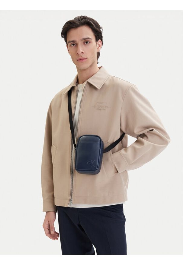 Calvin Klein Saszetka Bold Ck Slim Reporter LV04D3279G Granatowy. Kolor: niebieski. Materiał: skóra