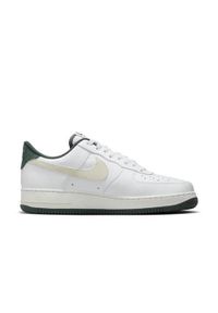 Buty do chodzenia męskie Nike Air Force 1 ’07 Lv8. Zapięcie: sznurówki. Kolor: biały. Materiał: guma, skóra, tkanina. Szerokość cholewki: normalna. Model: Nike Air Force. Sport: turystyka piesza