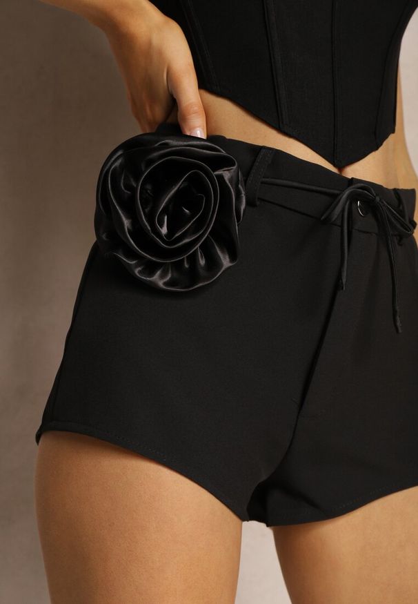 Renee - Czarne Szorty High Waist Wykończone Odpinaną Aplikacją Kwiatkiem 3D Crinna. Okazja: na co dzień. Stan: podwyższony. Kolor: czarny. Długość: krótkie. Wzór: kwiaty, aplikacja. Sezon: lato, wiosna. Styl: elegancki, casual
