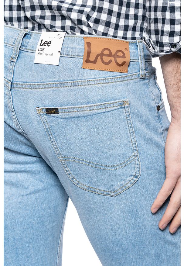 Lee - LEE SPODNIE MĘSKIE LUKE BLEACHED CODY L719NLUH 112119227. Długość: krótkie. Wzór: kolorowy. Sezon: lato, zima. Styl: elegancki