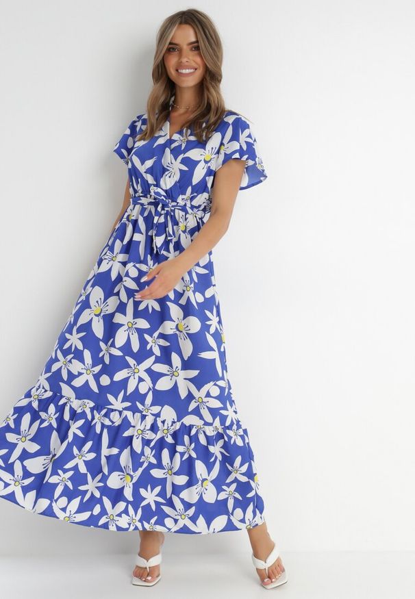 Born2be - Niebieska Sukienka Marrie. Kolor: niebieski. Materiał: materiał. Długość rękawa: krótki rękaw. Wzór: kwiaty. Sezon: lato. Typ sukienki: kopertowe. Długość: maxi