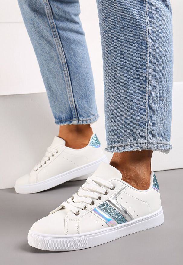 Renee - Biało-Niebieskie Casualowe Sneakersy z Brokatem i Metalicznym Zdobieniem Tidalis. Okazja: na co dzień. Nosek buta: okrągły. Zapięcie: sznurówki. Kolor: biały. Materiał: materiał. Wzór: aplikacja. Obcas: na obcasie. Wysokość obcasa: niski