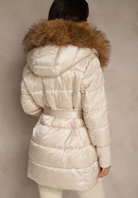 Renee - Beżowa Pikowana Kurtka z Paskiem i Kapturem z Futerkiem Lilittia. Kolor: beżowy. Materiał: futro. Sezon: zima. Styl: elegancki #4