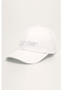Calvin Klein - Czapka. Kolor: biały. Materiał: tkanina, bawełna. Wzór: aplikacja #1