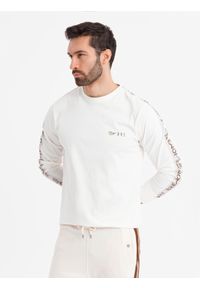 Ombre Clothing - Bawełniany męski longsleeve U-neck z lampasami i nadrukiem na piersi – złamana biel V3 - Rozmiar: XXL. Materiał: bawełna. Długość rękawa: długi rękaw. Wzór: nadruk. Styl: klasyczny, sportowy #11