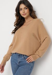 Born2be - Ciemnobeżowy Sweter z Dekoltem w V z Domieszką Kaszmiru Mariara. Okazja: na co dzień. Typ kołnierza: dekolt w kształcie V. Kolor: beżowy. Materiał: kaszmir. Wzór: bez wzorów. Styl: casual #4