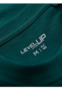 Ombre Clothing - Bawełniany męski t-shirt z nadrukiem na kieszonce – ciemnozielony V5. Okazja: na co dzień. Kolor: zielony. Materiał: bawełna. Wzór: nadruk. Styl: casual #2