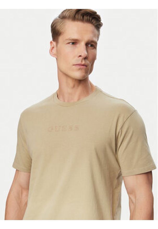 Guess T-Shirt M6GI29 K3258 Beżowy Regular Fit. Kolor: beżowy. Materiał: bawełna