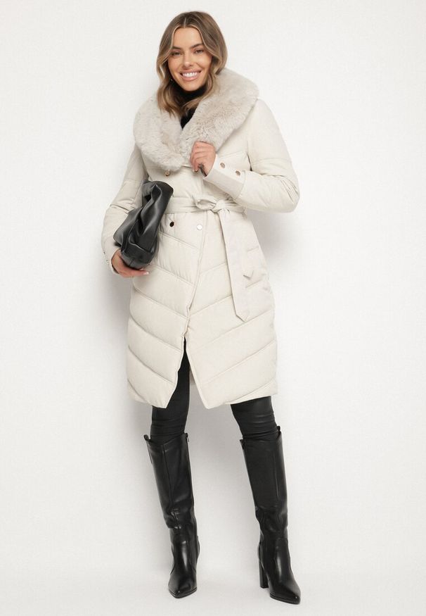 Born2be - Biała Elegancka Kurtka z Pikowanymi Przeszyciami i Futrzanym Kołnierzem Gallea. Okazja: na spacer, na co dzień. Kolor: biały. Materiał: futro. Sezon: zima. Styl: elegancki
