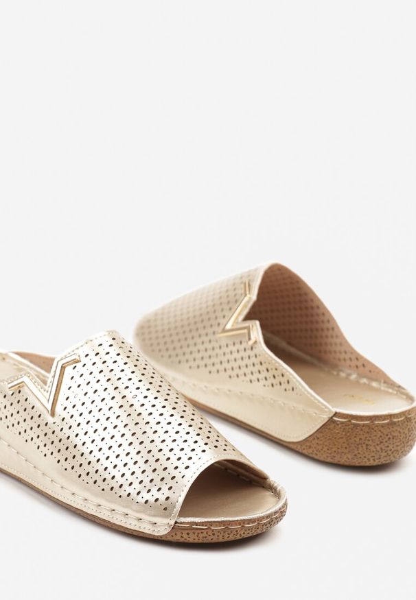 Born2be - Złote Klapki Vices z Perforowaną Cholewką Sarianae. Okazja: na co dzień. Kolor: złoty. Styl: elegancki, casual