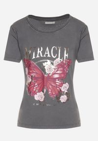 Born2be - Ciemnoszary Bawełniany T-shirt z Metalicznym Napisem i Motylem Zarevalia. Okazja: na co dzień. Kolor: szary. Materiał: bawełna. Wzór: napisy. Styl: sportowy, klasyczny, elegancki, casual