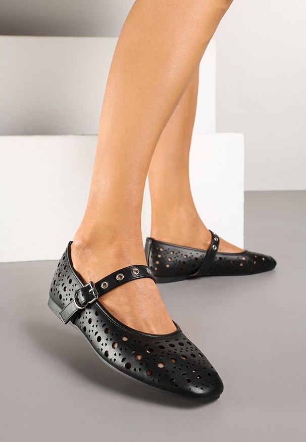 Renee - Czarne Ażurowe Balerinki z Rockowym Paskiem z Klamerką Ilionra. Zapięcie: pasek. Kolor: czarny. Materiał: jeans. Wzór: ażurowy. Obcas: na obcasie. Styl: rockowy. Wysokość obcasa: niski
