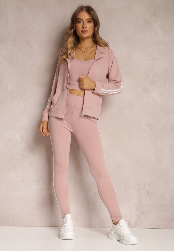 Renee - Jasnoróżowy Komplet Dresowy 3-częściowy z Lampasami Fevina. Kolekcja: plus size. Kolor: różowy. Materiał: dresówka. Sport: fitness