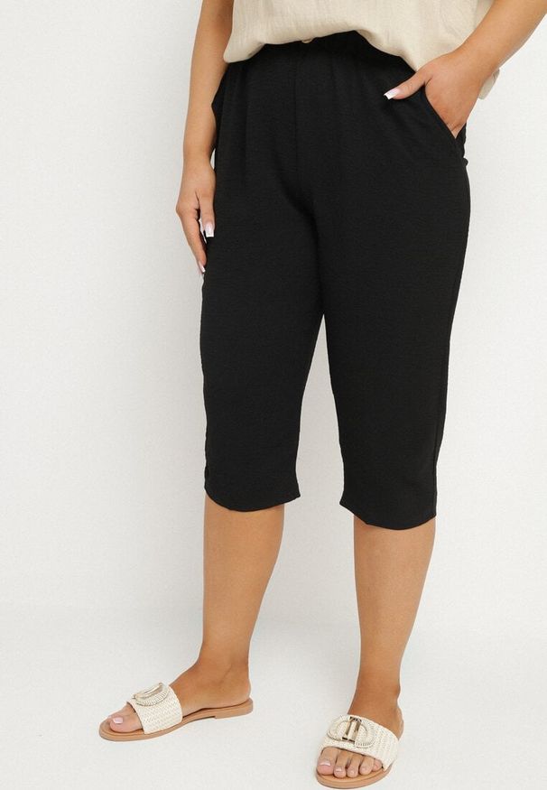 Born2be - Czarne Spodnie z Gumką w Pasie 7/8 Tenimira. Okazja: na co dzień, na spacer. Kolekcja: plus size. Kolor: czarny. Styl: klasyczny, elegancki, casual