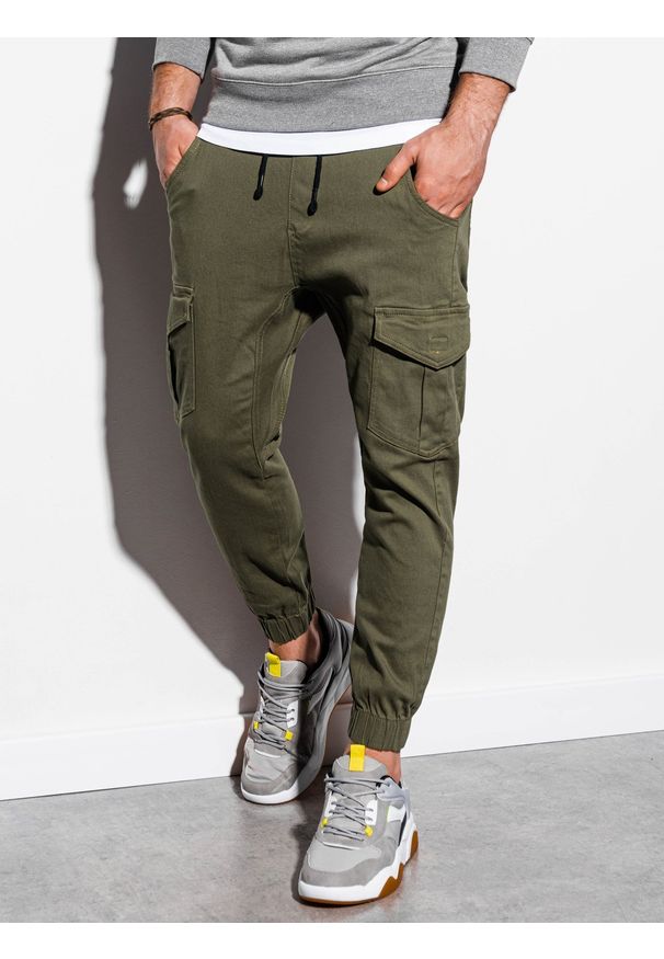 Ombre Clothing - Spodnie męskie JOGGERY z kieszeniami cargo - oliwkowe V18 P886 - XXL. Kolor: oliwkowy. Materiał: bawełna, elastan. Wzór: geometria