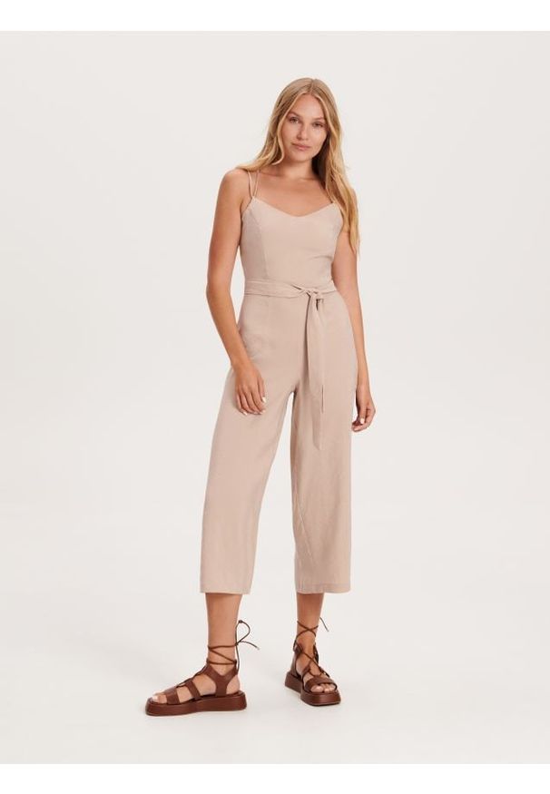 Reserved - Kombinezon z modalu - beżowy. Kolor: beżowy. Materiał: tkanina. Wzór: gładki. Styl: klasyczny